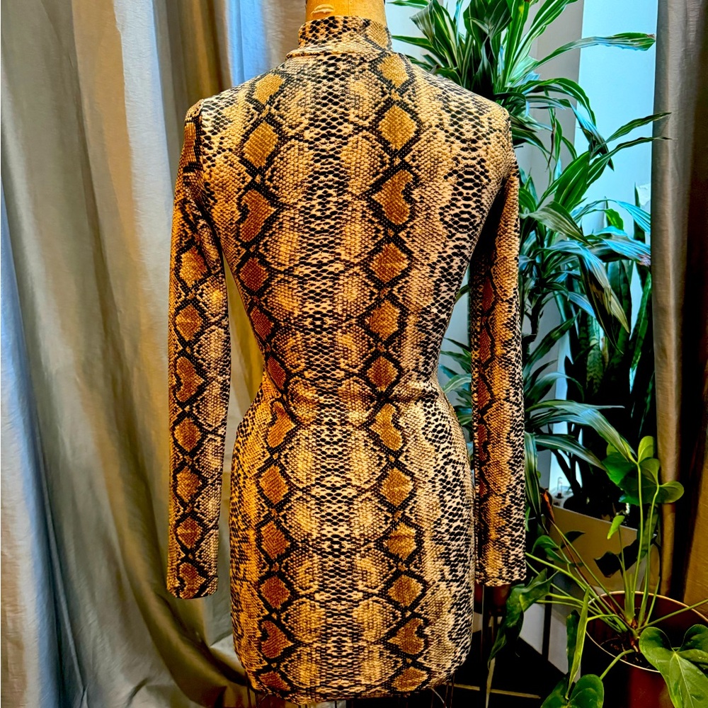 Embrace your 90s supermodel. Snake print Stretch body con midi dress